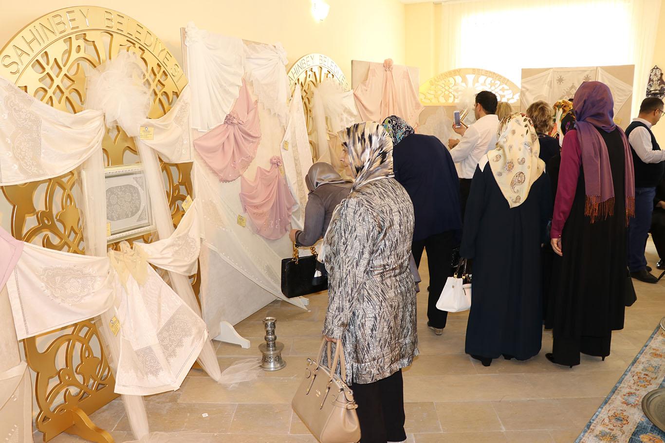 Antep işi el sanatları sergisi açıldı Antep işi el sanatları sergisi açıldı